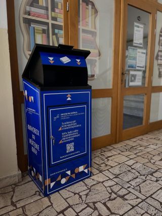 Dnes jsme na cestách 🚐📦 – dva krásné Knihoboxy už dorazily až do univerzitního města Košice 🇸🇰. Své místo našly na...